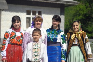Сім’я з Бабина у гуцульських строях