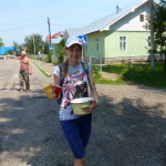 У тих селах, правда, ціла біда знайти їжу в магазинах. Але добрі люди дали нам кастрюльку кислячку!