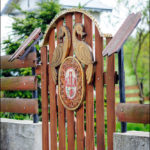 Цікавий паркан і брамка