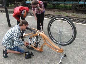  До Жовкви ми приїхали електричкою Львів - Рава- Руська разом з київськими велотуристами, які привезли дерев^яну раму власного виконання.