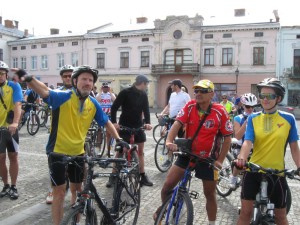  " Вірною дорогою поїдете товариші " проголошує капітан калуської велокоманди косівчанин Михась Довбенчук.