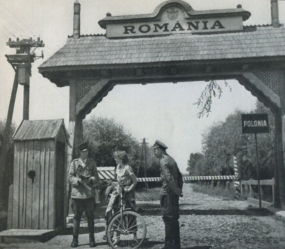 Дороті Госмер перетинає польсько-румунський кордону районі Снятина. Прикордонника явно зацікавила американка-велосипедистка
